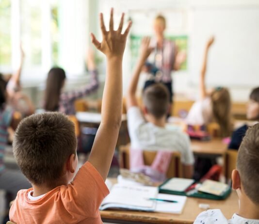 განათლების სამინისტრომ და საპარლამენტო კომიტეტმა არ გაიზიარა მშობელთა მოთხოვნა, 2026-2027 სასწავლო წლისთვის, გამონაკლისის სახით, პირველ კლასში იმ ბავშვების ჩარიცხვის უფლებაზე, რომელთაც 6 წელი 16 სექტემბრიდან 31 დეკემბრის ჩათვლით უსრულდებათ