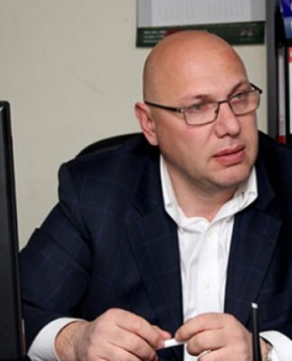 „კულასა“ და „ბატონოს“ დამფუძნებელს, ივანე გოგლიძეს, რომელიც ფალსიფიცირებული თევზის კონსერვების წარმოება-გასაღებისთვის დააკავეს, აღკვეთის ღონისძიების სახით პატიმრობა შეეფარდა