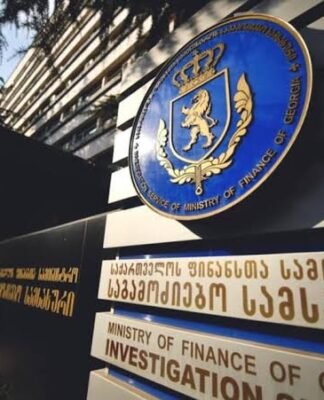 თბილისში, ნაქირავებ ბინაში, სხვადასხვა ბრენდული დასახელების არყებსა და ყალბ აქციზურ მარკებს ამზადებდა – ფალსიფიცირებული პროდუქცია გლდანსა და დიდუბე-ჩუღურეთში რეალიზდებოდა