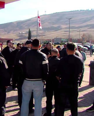 რუსთავის ავტობაზრობის მიმდებარედ, ავტოიმპორტიორებმა და ავტოდილერებმა საპროტესტო აქცია გამართეს