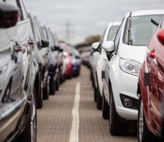 6 წელზე მეტი ასაკის მსუბუქ ავტომობილებზე აქციზის განაკვეთის გაზრდის ინიციატივას პარლამენტმა პირველი მოსმენით მხარი დაუჭირა