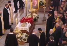 სამების ტაძარში წირვა მიმდინარეობს – მას წმინდა სინოდის წევრებთან ერთად, საპატრიარქო ტახტის მოსაყდრე, მიტროპოლიტი შიო ასრულებს