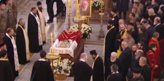 სამების ტაძარში წირვა მიმდინარეობს – მას წმინდა სინოდის წევრებთან ერთად, საპატრიარქო ტახტის მოსაყდრე, მიტროპოლიტი შიო ასრულებს