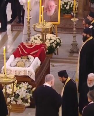 სამების ტაძარში წირვა მიმდინარეობს – მას წმინდა სინოდის წევრებთან ერთად, საპატრიარქო ტახტის მოსაყდრე, მიტროპოლიტი შიო ასრულებს