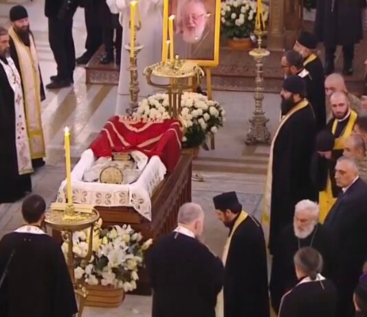 სამების ტაძარში წირვა მიმდინარეობს – მას წმინდა სინოდის წევრებთან ერთად, საპატრიარქო ტახტის მოსაყდრე, მიტროპოლიტი შიო ასრულებს