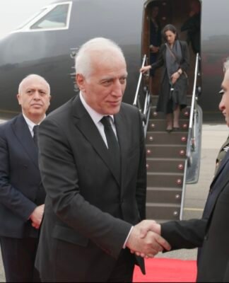 ილია მეორის დაკრძალვაზე დასასწრებად თბილისში სომხეთის პრეზიდენტი ჩამოვიდა