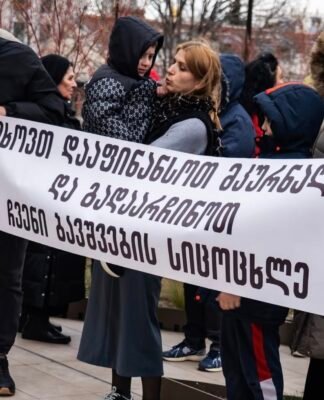 მთავრობის ადმინისტრაციასთან დიუშენით დაავადებული ბავშვების მხარდამჭერი აქცია გაიმართა