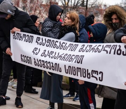 მთავრობის ადმინისტრაციასთან დიუშენით დაავადებული ბავშვების მხარდამჭერი აქცია გაიმართა