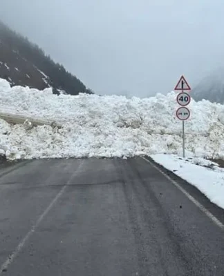 ყაზბეგის მუნიციპალიტეტის სოფელ კარკუჩის მისასვლელ საავტომობილო გზაზე, ზვავის ჩამოწოლის შედეგად, ავტოტრანსპორტის გადაადგილება დროებით შეზღუდულია