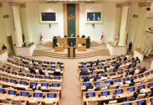 პარლამენტმა მესამე მოსმენით დაამტკიცა ცვლილებები, რომლითაც საქართველოში იმპორტირებული მსუბუქი ავტომობილების განბაჟების საფასური გადაიხედა და 6 წელზე მეტი ასაკის მანქანების აქციზის განაკვეთი გაიზარდა