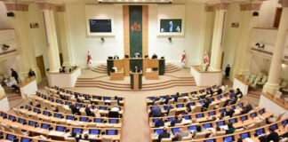 პარლამენტმა მესამე მოსმენით დაამტკიცა ცვლილებები, რომლითაც საქართველოში იმპორტირებული მსუბუქი ავტომობილების განბაჟების საფასური გადაიხედა და 6 წელზე მეტი ასაკის მანქანების აქციზის განაკვეთი გაიზარდა