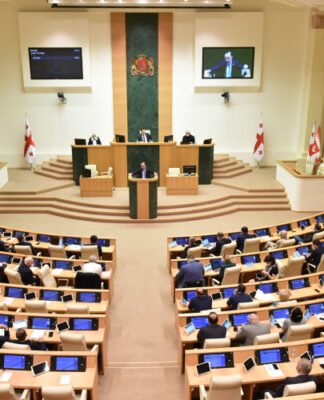 პარლამენტმა მესამე მოსმენით დაამტკიცა ცვლილებები, რომლითაც საქართველოში იმპორტირებული მსუბუქი ავტომობილების განბაჟების საფასური გადაიხედა და 6 წელზე მეტი ასაკის მანქანების აქციზის განაკვეთი გაიზარდა