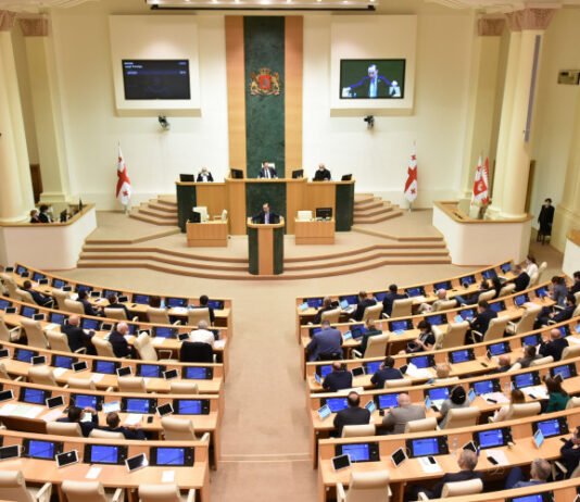 პარლამენტმა მესამე მოსმენით დაამტკიცა ცვლილებები, რომლითაც საქართველოში იმპორტირებული მსუბუქი ავტომობილების განბაჟების საფასური გადაიხედა და 6 წელზე მეტი ასაკის მანქანების აქციზის განაკვეთი გაიზარდა