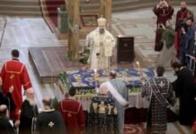 სამების საკათედრო ტაძარში გარდამოხსნის ტრადიციული წესი და მაცხოვრის დატირება შესრულდა