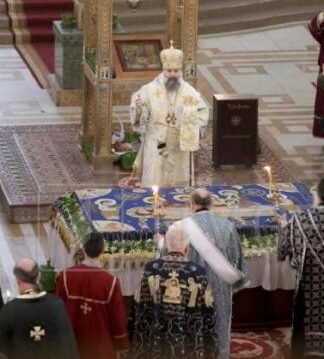 სამების საკათედრო ტაძარში გარდამოხსნის ტრადიციული წესი და მაცხოვრის დატირება შესრულდა