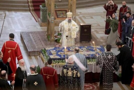 სამების საკათედრო ტაძარში გარდამოხსნის ტრადიციული წესი და მაცხოვრის დატირება შესრულდა