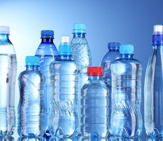 მთავრობის გადაწყვეტილებით, პლასტმასის ბოთლებში სასმლის წარმოების იმპორტისა და ბაზარზე განთავსების რეგულაციის ამოქმედება 4 წლით გადავადდა