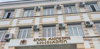 სამსახურებრივი უფლებამოსილების ძალადობით გადამეტების ფაქტზე დაკავებულ ექვს პოლიციელს სასამართლომ აღკვეთის ღონისძიების სახით, პატიმრობა შეუფარდა