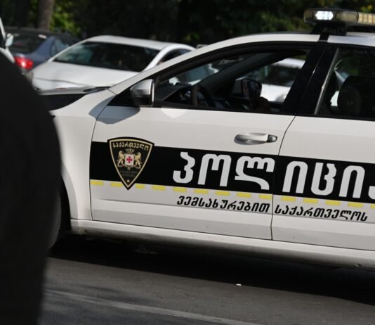 პოლიციამ რუსთავში დიდი ოდენობით ჩადენილი თაღლითობის ბრალდებით ერთი პირი დააკავა