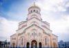 სამების საკათედრო ტაძრის ეზოში, მართლმადიდებელი ეკლესიის გაფართოებული კრებისთვის სამზადისი დაიწყო