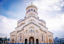 სამების საკათედრო ტაძრის ეზოში, მართლმადიდებელი ეკლესიის გაფართოებული კრებისთვის სამზადისი დაიწყო