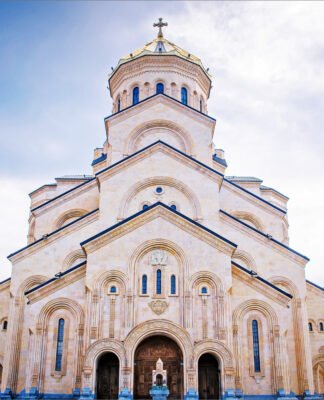 სამების საკათედრო ტაძრის ეზოში, მართლმადიდებელი ეკლესიის გაფართოებული კრებისთვის სამზადისი დაიწყო