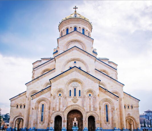 სამების საკათედრო ტაძრის ეზოში, მართლმადიდებელი ეკლესიის გაფართოებული კრებისთვის სამზადისი დაიწყო