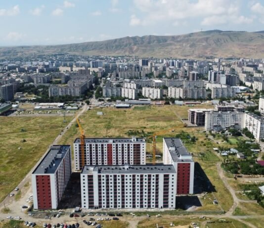 რუსთავში, დევნილი ოჯახების განსახლების მიზნით, თანამედროვე სტანდარტების შესაბამისი საცხოვრებელი კომპლექსის მშენებლობა აქტიურ რეჟიმში გრძელდება