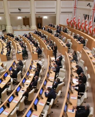 პარლამენტმა პირველი მოსმენით მხარი დაუჭირა ცვლილებას, ერთიანი, 100 000-ლარიანი ზღვრის დაწესების შესახებ, რომლის ფარგლებში ფიზიკური პირი ქონების გადასახადისგან სრულად თავისუფლდება
