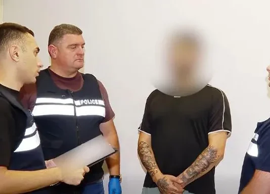 პოლიციამ თბილისში ცეცხლსასროლი იარაღი და საბრძოლო მასალა ამოიღო – დაკავებულია უცხო ქვეყნის 3 მოქალაქე