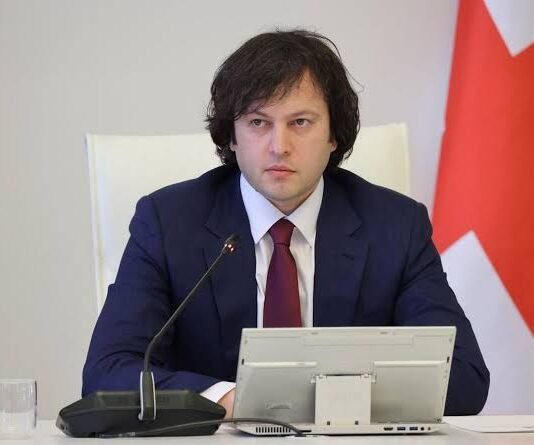 ირაკლი კობახიძის განცხადებით, დიუშენის კუნთოვანი დისტროფიის სამკურნალო მედიკამენტი „ჯივინოსტატი“ უკვე საქართველოშია და უახლოეს დღეებში დაიწყება პრეპარატის გაცემა პაციენტებზე